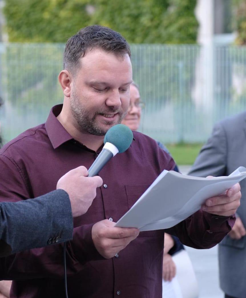 Rede des ZAD Vorsitzenden Jonathan Spangenberg während der Mahnwache vor dem Bundeskanzleramt